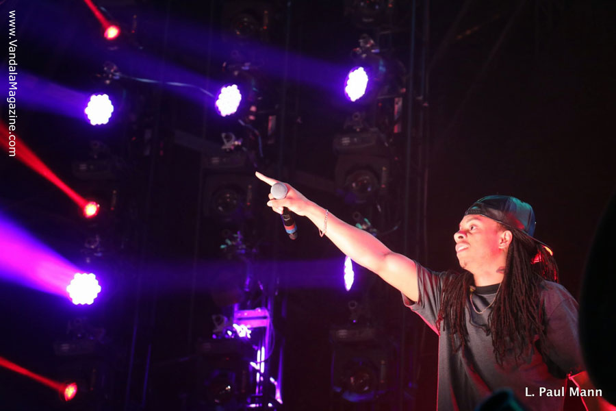 Leze singing with Deorro - Coachella 2015